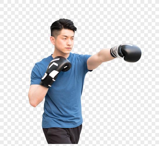年轻男性户外拳击运动出拳动作图片