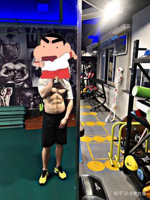 有腹肌小哥哥的照片吗?