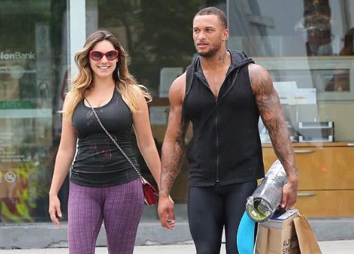 英超女神再发胖!长裙难掩丰腴身材,双腿半露粗壮结实