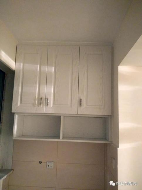 阳台的另一边也做了吊柜,和一开始设计的效果图不一样的地方