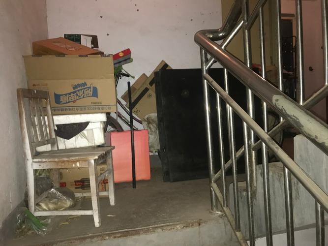 消防通道堵塞,楼道内垃圾,电动车随意放,这就是现在小区的现状,一旦