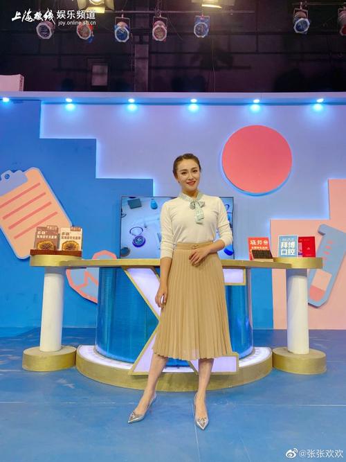 上海电视台42岁美女主播朱赤丹穿套装大胆晒生图 结果