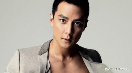 47岁吴彦祖受邀到大学讲课未刮胡子略显疲态网友称撞脸苏大强