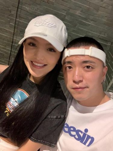 jonyj与妻子相识七周年 晒早年对比照面容清瘦