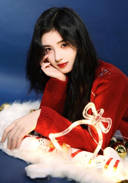鞠婧祎圣诞主题写真新年氛围渐染红色毛衣金色挂饰搭配经典浪漫