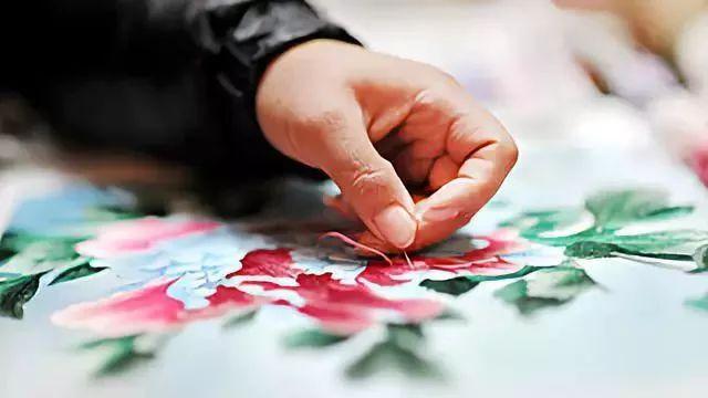 刺绣是中国民间传统手工艺之一,在中国至少有二三千年历史.