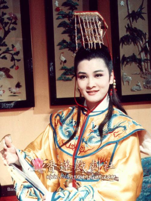 父亲五十三岁过世后,黄香莲才开始在各地表演,因而被电视歌仔戏