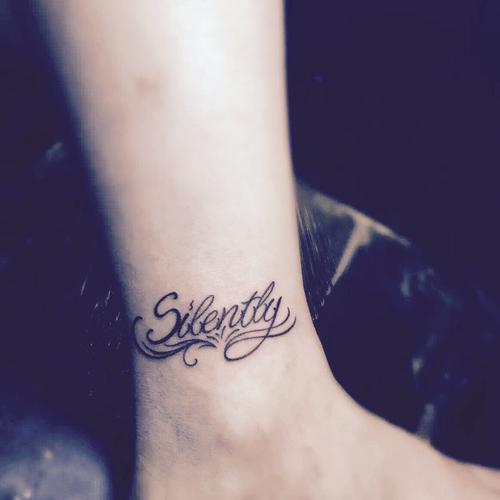 喜欢独处的曲小姐脚踝处的花式字母纹身图案