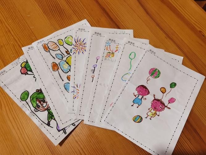 小朋友们绘制了邀请函