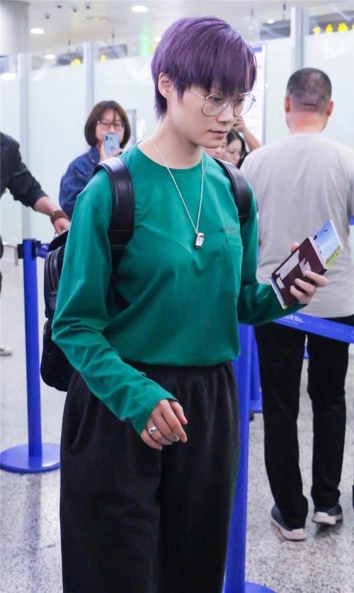 李宇春体重增加了多少穿这么宽松的毛衣结实这身材看着别扭