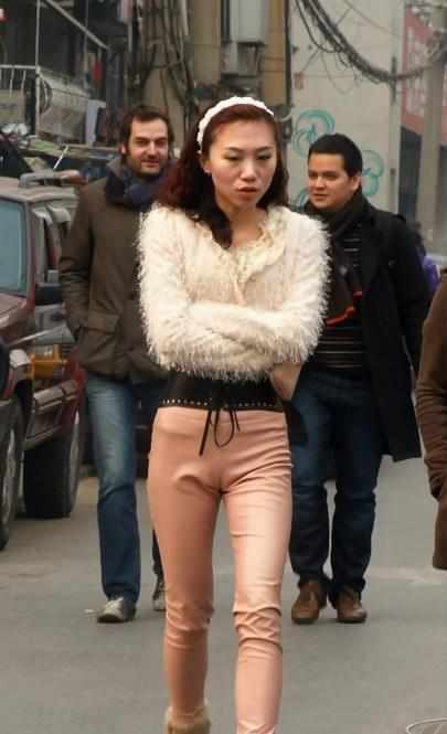 街拍粉色紧身皮裤清晰明了的三角区她自己知道吗