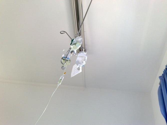 的陪同下去了校医院开些药剂打个吊针,要不在这样发展下去会脱水的