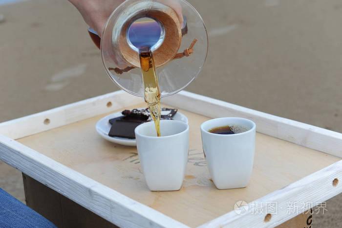 为替代酿造咖啡在沙滩上托盘上的配件.咖啡师溢杯咖啡