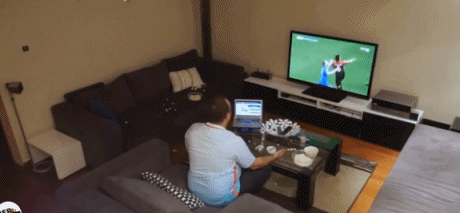 死忠球迷遭女友恶搞 被逼疯砸烂电视|gif