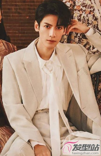 罗云熙良言写意大片 复古格调冷峻帅气