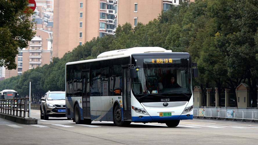 使用浦东装的露虹汽服闵行13路的宇通zk6105bevg5,此车为浦东公交退