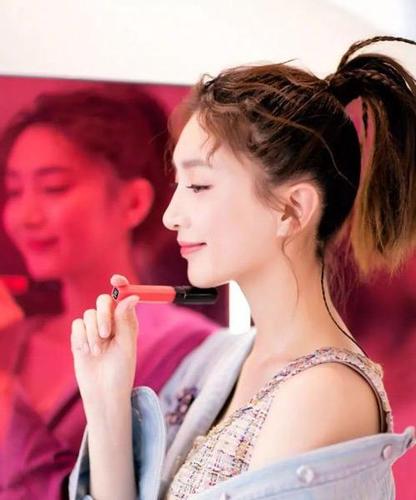 女生扎卖萌的马尾辫子发型,堪称最为完美的扎发,独特有气质