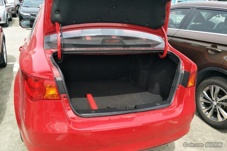 荣威350后备箱