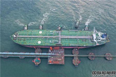 30万吨油轮凯富号成功试靠泊钦州港