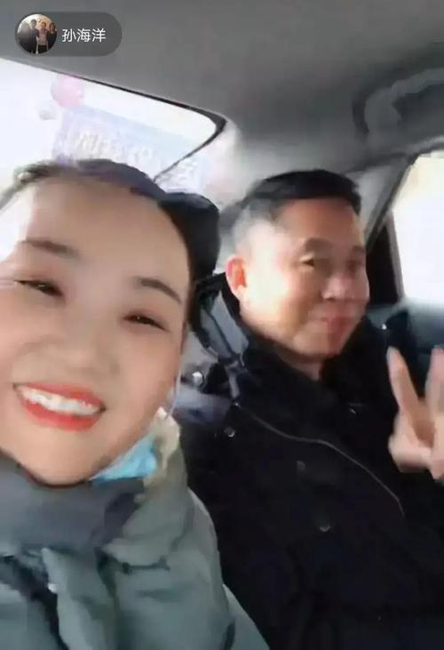 孙卓一家三口返深妈妈直播网友观看超10万遭网友质疑是炒作