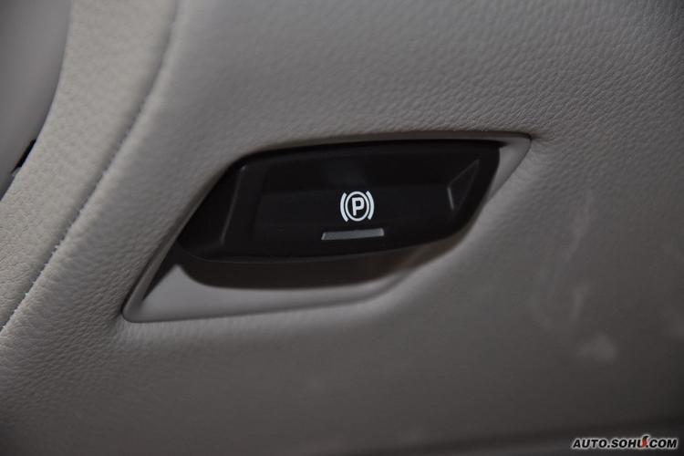 保时捷panamera的手刹在哪,是用按的吗?