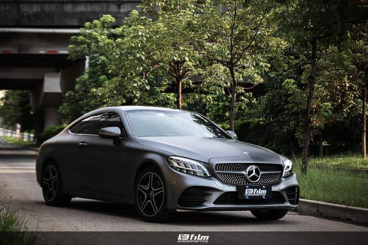 奔驰-c200汽车贴膜lb改色膜原厂漆amg山灰