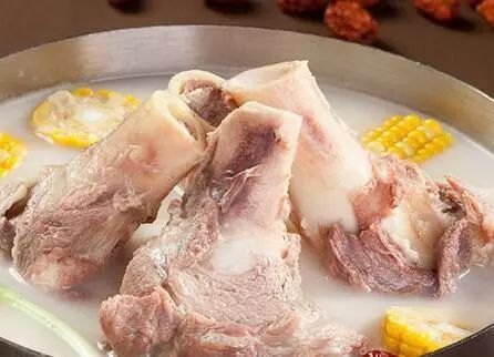 民间说喝骨头汤大补的一个理由是: 喝骨头汤能补钙.