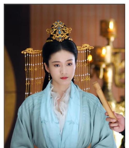 穿蓝衣的古装女子:忍了容乐,扛住招摇,看到容妃被美哭