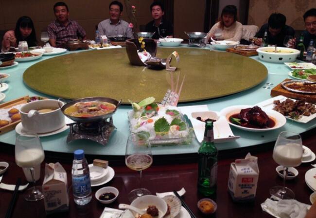 老板请员工吃饭,业绩好的一桌,业绩差的一桌,饭吃一半