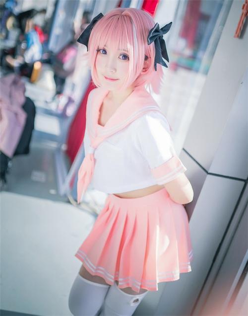 cos精品天真烂漫清纯学生装网友小姐姐的嘴唇真性感