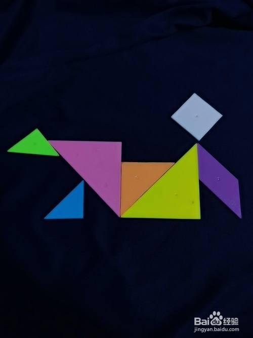 怎样用七巧板拼一个练习踢腿的运动员