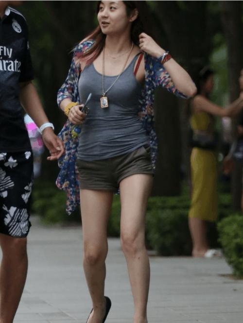 街拍: 小姐姐短裤太紧, 路人目光都落在她的"三角区"