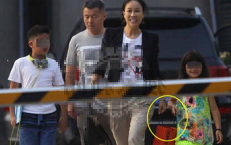 那英全家近照,现任丈夫为隐形富豪,2个儿女名字不要太霸气!