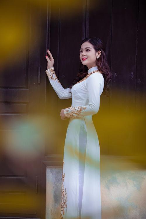 身材苗条的越南传统服饰美女