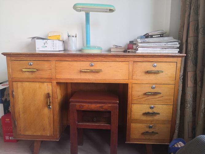 这张桌子是儿子上小学那年(1990年)做的,我当时说这是我的最后一件