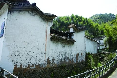 湖南镇破石村原来叫圆石村,因为村中有一块很大的圆石而得名,后来