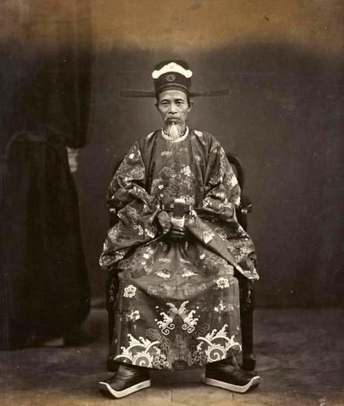 如果不是事先得知,还以为是明朝的官员的照片