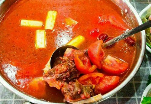 将牛脖骨去除血水,冷水下入锅中,焯煮后捞出.