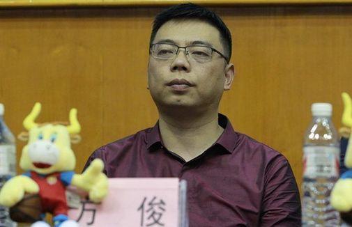 与丁指导搭配的是方俊,这位裁判出身的总经理自接管球队以来,与前几届