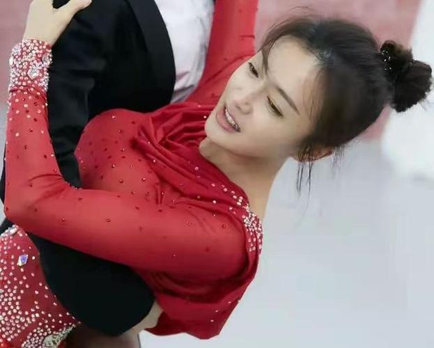 秦岚跳舞旧照曝光穿红色露背裙扎丸子头造型前卫舞姿曼妙