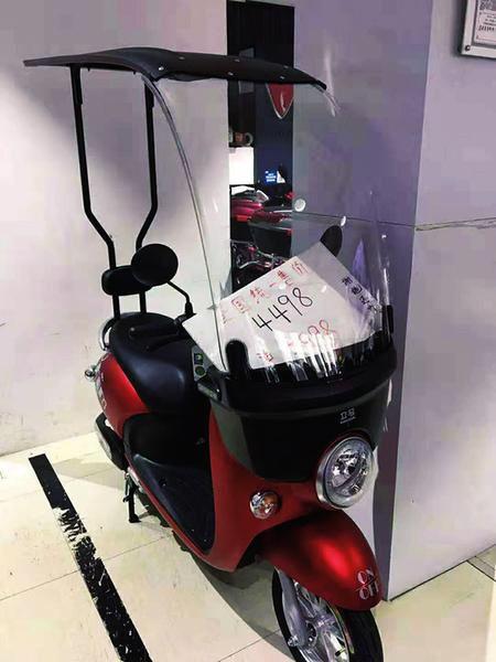 最近,黄山市民张先生在城区延安路立马电动车专卖店,买了一辆"雨篷