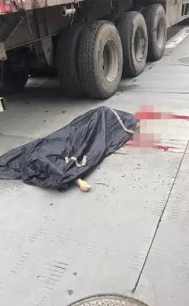 泰州一女子被货车拦腰碾过,当场血流一地,连内脏都流