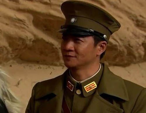 其中张岩饰演杨虎城将军身边的一位副官,颇有几分杨子荣"智取威虎山"