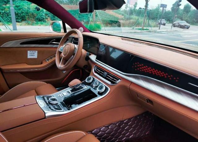 大街上偶遇双拼色红旗h9,车友:这车回头率比劳斯莱斯