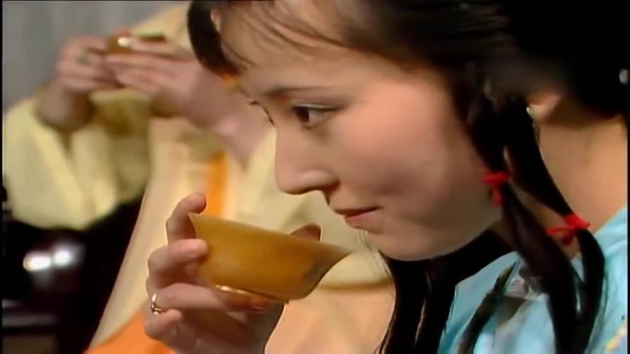 红楼梦:妙玉瞧不起人?黛玉说错茶水的来源,这语气仿佛