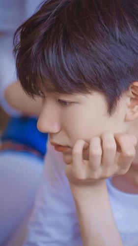 王源神级侧颜绝杀图,是比好看还特别的存在呀