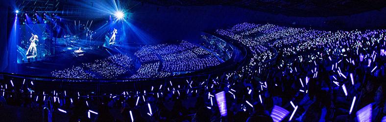 星星永相随",在歌迷的应援声中,张杰激动的表示:"或许正是这种家的