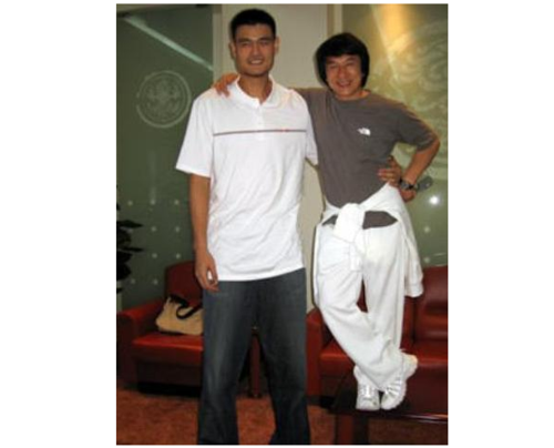 普通人怎么和姚明合影?刘翔太机智,能这么干的只有成龙