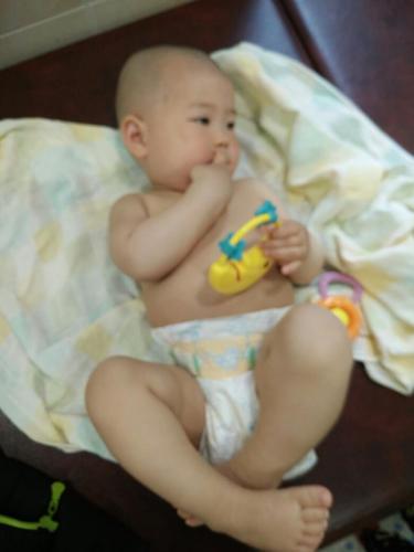 小姑娘剃光头了