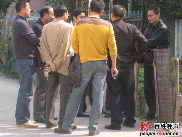 图为湖南省常德市武陵区东郊乡溏家溶5组乡政府干部袖手旁观